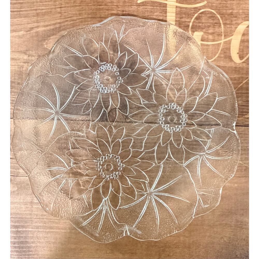 Vintage Clear Glass Water Lily Floral Salad Plates Set of 8 – 8” Diameter - Picture 3 of 4